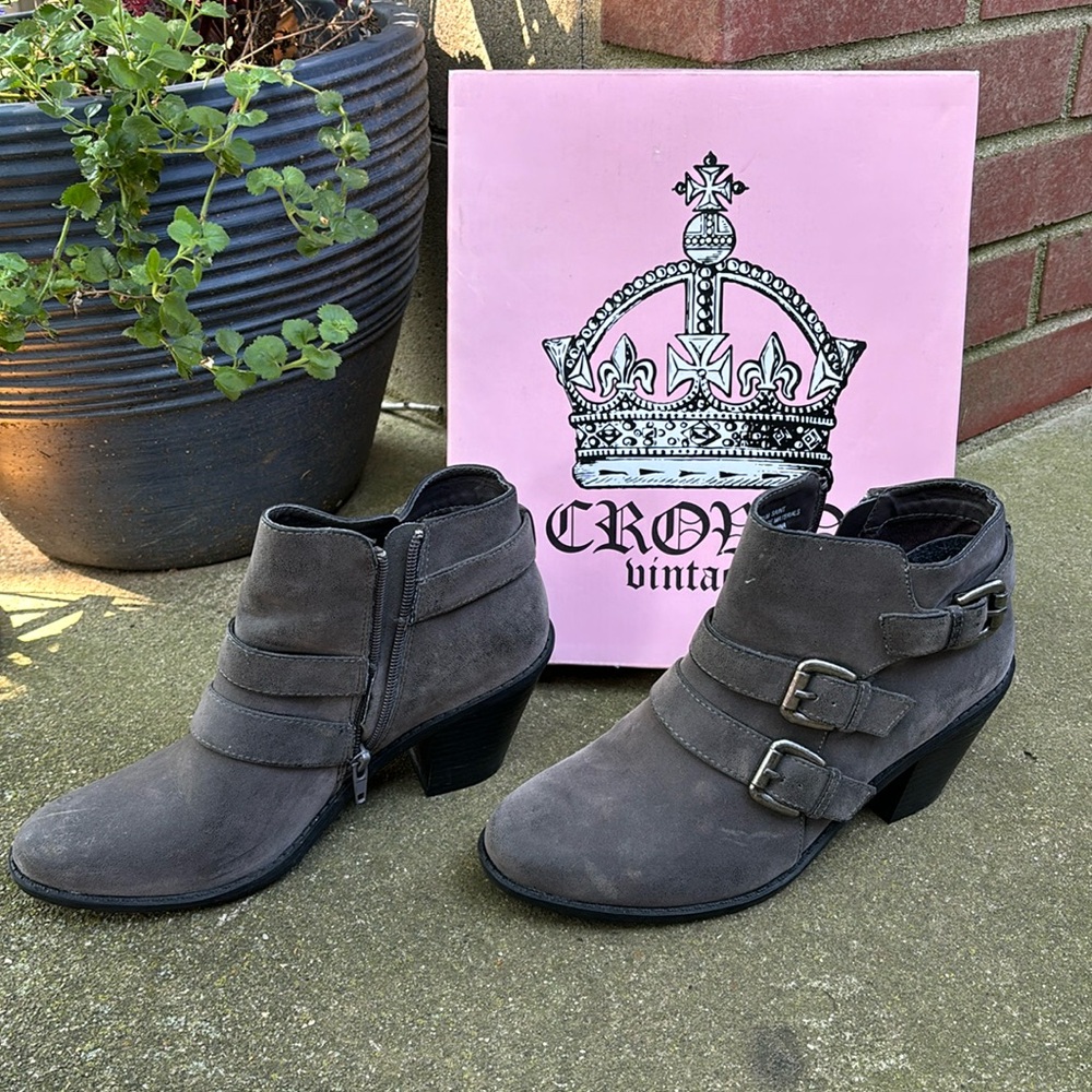 Crown Vintage ankle boots. Size 8 1/2